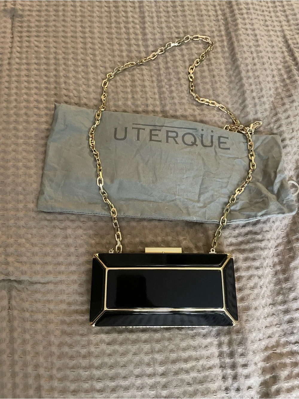 Uterque polished black